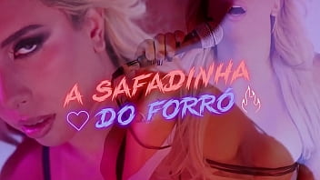 Preview 1 of Big Heroin Bobs - Brincando com o consolo enorme de 26 cm
