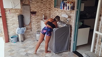 Preview 1 of Anal Accident First - Gozei dentro do c&uacute_ da esposa gostosa do meu vizinho que estava estendendo roupa no quintal !