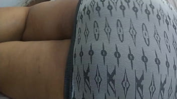 Preview 1 of Gym Horney Naked - ella esta esperando recibir su dosis de anal tiene un tapon negro y falda gris.