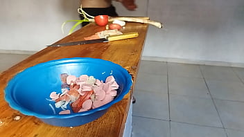 Preview 4 of Evoa Nottu - Preparando un desayuno con ingrediente especial