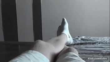 Preview 1 of Mom Show How To Use Condom - Подглядывает за сестрой в туалете