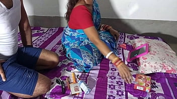 Preview 2 of Pussy Lip Glasses - भैया के ऑफिस जाने के बाद मेकअप कर रही भाभी को पकड़ कर जबरदस्ती चोदा XXX Bhabhi Sex