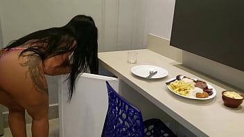 Preview 2 of Hd Easy Porn - Hoje decidi almo&ccedil_ar s&oacute_ de calcinha pra vc