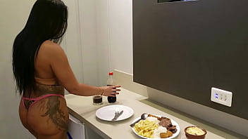 Preview 3 of Hd Easy Porn - Hoje decidi almo&ccedil_ar s&oacute_ de calcinha pra vc