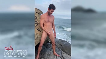 Preview 4 of Ww Xnvideos Com - Pegando o h&eacute_tero discreto na praia de nudismo (PARTE 2) XV&Iacute_DEOS RED