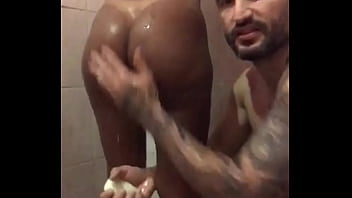 Preview 2 of Suraj Ji - Dei uma Banho na PornStar Dana Bueno e o Lutador de MMA Allan Guerra Gomes n&atilde_o aguento e gozo na buceta dela