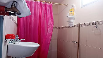 Preview 1 of Redia - Mi madrastra entra al ba&ntilde_o  mientras me ducho y la consigo masturb&aacute_ndose la muy puta tiene fantas&iacute_as conmigo me la pude coger bien rico me gusta verle ese culo que tiene
