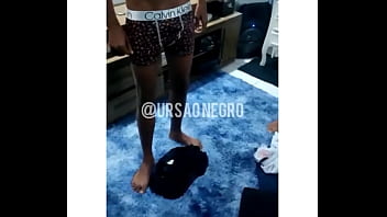 Preview 2 of Findrussian Camgirl Nicolett Xxx - Voltei de viagem da&iacute_ trouxe um presente pros meus mavambos ,  afinal sou bonzinho da&iacute_ pedi pra eles fazer uma n&eacute_ que eles vieram da&iacute_ fiquei assistindo tudo de camarote - COMPLETO NO RED