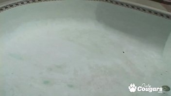 Preview 1 of Phim Xes Bien Thai - MILF Lets The Pool Guy Stick His Dick Inside Her