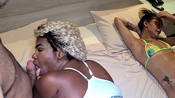 Preview 2 of Aunty Xnxx Vidieos - Suruba amadora interracial com as piranhas Pietra e Dafne no motel ate as duas ganharem leitinho na boca