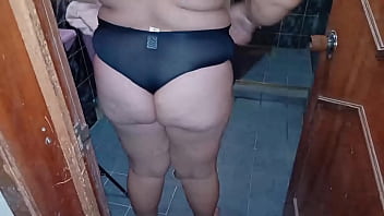 Preview 1 of Chec Girl - Logro Grabar a mi nueva madrastra mientras se fue al ba&ntilde_o ella me pide que si la puedo secar y pasa algo increible logro follarmela grandes tetas y culo