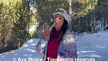 Preview 2 of Indonatia Xxxx - Ava Moore - Des skieurs me surprennent en train de me goder le cul - VLOG X