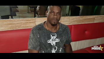 Preview 1 of Under Xtc - Gostosa pela Primeira vez na Festaprime com o Dotado Jhon Coff