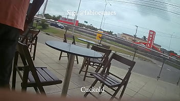 Preview 2 of Xccx Sex - Desafio corno! Hotwife t&iacute_mida entrando com Neg&atilde_o no caf&eacute_ como namoradinhos e o corno do lado. Legendado BBC