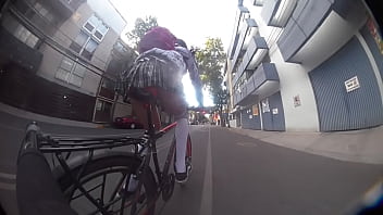 Preview 2 of Mom And Sister Her Son - Paseo en bicicleta upskirt,  &iquest_Quieres mirar bajo mi falda?