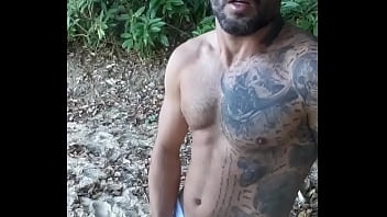 Preview 4 of Fingering Russian - Punheta e gozada em p&uacute_blico na praia paradis&iacute_aca com o lutador de MMA Allan Guerra Gomes
