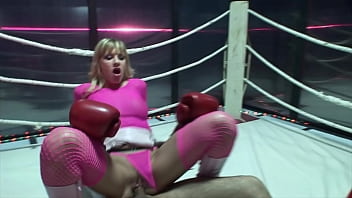 Preview 2 of Ngisep Susu - Angel Dark et Natali D&#039_angelo se font baiser par des boxeurs sur le ring