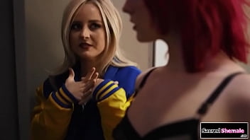 Preview 1 of Junge Frau Fiken - TS cheerleader Ella Hollywood barebacked