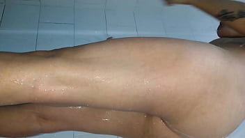 Preview 3 of Vidio Cewek Kocok Memek - latina teen big fat ass and big boobs ass shaking in soapy teasing bath time