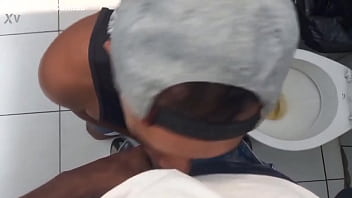 Preview 3 of Fake Agent Cumming In Pussy - fui no mercado no banheiro estava mijando eo negao ficou me olhando fez sinal ajoelhei e mamei aquela rola preta dura nao queria deixar filmar me levou pro box e encheu meu cu de leite