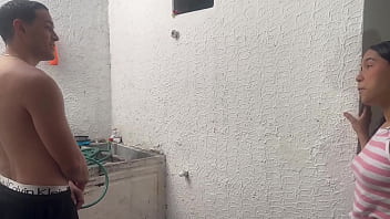 Preview 1 of Moe Twink - LA INDIA DE MI HERMANASTRA ME DESHIDRATA SACANDO LA LECHE EN EL PATIO DE LA CASA SEXO DURO - PORNO CASERO EN ESPANOL
