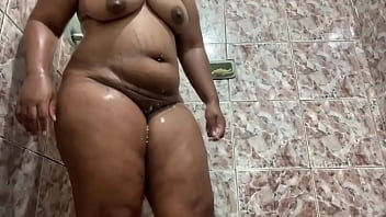 Preview 1 of Uae Siex Vido - Garota sexy no banho rebola gostoso o seu bund&atilde_o