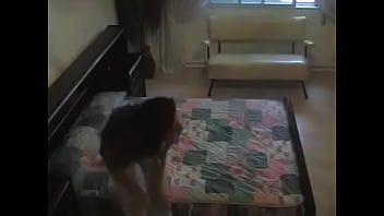 Preview 1 of Old Couple With Mom - Le pongo una camara oculta sin que lo sepa a una joven y me la follo en mi casa
