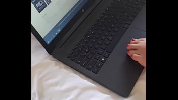 Preview 1 of Mom Milf Cock - pies fetichistas,  hermosa mujer trabaja con pies talla peque&ntilde_a y muestra su hermosa concha rosada y cerrada