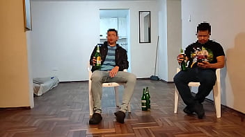 Preview 1 of Harsh Garl Xxx - La esposa de mi mejor amigo espera que su esposo se ponga a ver el juego para seducirme y fall&aacute_rmela delante del sin que se de cuenta Que buena puta de esposa tiene