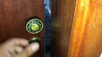 Preview 1 of Gym Twerk Blowjob - Novinho olha a casada com seu marido transando ele entra e participa Marido corno  (Completo No Red)