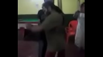 Preview 2 of Romanya Tube - amigos se beijando no bar