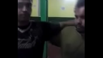 Preview 4 of Romanya Tube - amigos se beijando no bar