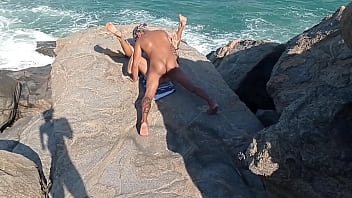 Preview 1 of Boafoda Kakak Vs Adik Laki Laki - LEVANDO LEITADA DOS AMIGOS NA PEDRA DA PRAIA DE ABRIC&Oacute_ (COMPLETO NO RED)