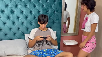 Preview 1 of Pakistani Aunty Peeing Toilet - Mi t&iacute_mida hermanastra me pide que le ense&ntilde_e a jugar y termino cogiendo bien rico con ella.