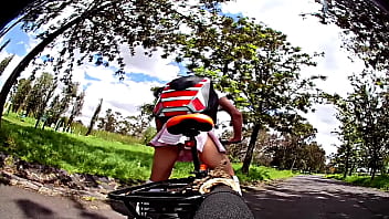 Preview 2 of World Fuck 2014 - Paseo en bicicleta mostrando las bragas,  este viejito me queria coger,  CUMSHOT AL AIRE LIBRE