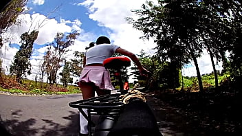 Preview 1 of World Fuck 2014 - Paseo en bicicleta mostrando las bragas,  este viejito me queria coger,  CUMSHOT AL AIRE LIBRE