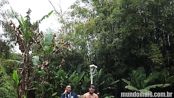 Preview 1 of Vibes Jav Lesbian - Transando com o amigo de rola enorme na piscina!