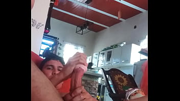 Preview 3 of Naturale Big Tits Mom - Paja en el sof&aacute_