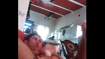 Preview 4 of Naturale Big Tits Mom - Paja en el sof&aacute_