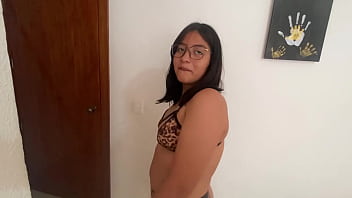 Preview 1 of Inden X Vedo - La amiga de mi novia me modela su lencer&iacute_a de leopardo