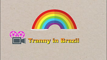 Preview 1 of Queen Snack Xxx - C&acirc_mera escondida flagra travesti mamando o neg&atilde_o pauzudo