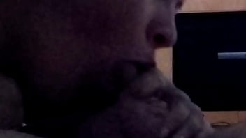 Preview 2 of Movie Not Hd - Japa ninfeta chupando a pica do seu meio-irm&atilde_o escondido enquanto todos dormem ao lado,  ainda engoliu a leite