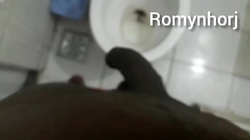 Preview 2 of Student Korean Sex Tube - NEG&Atilde_O NO BANHEIRO MIJANDO