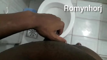 Preview 3 of Student Korean Sex Tube - NEG&Atilde_O NO BANHEIRO MIJANDO