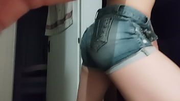 Preview 1 of Indo Tube Sex Mom - Duda Bunduda Cd rebolando com shorts da prima socado