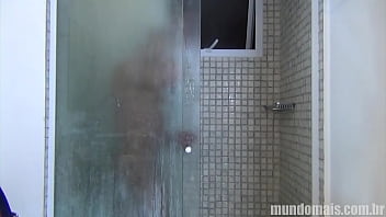 Preview 1 of Mother Blowing Son Spit Cum - Tomando banho e mostrando meu pau enorme.