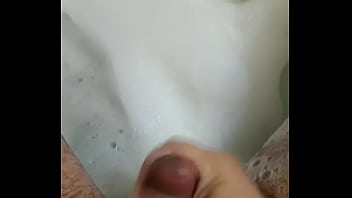 Preview 2 of Sunny Louny Porn - Punheta Na Banheira