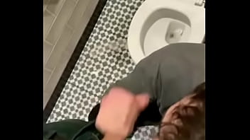 Preview 2 of Teenage Girls Full Fuck Movie - Mamada no banheiro do aeroporto