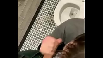 Preview 4 of Teenage Girls Full Fuck Movie - Mamada no banheiro do aeroporto