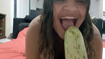Preview 2 of Sunny Leone Prone Video - DP vegetal abobrinha na buceta e cenoura no cu